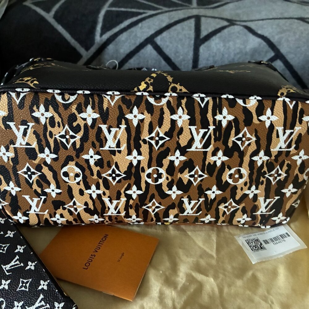Louis Vuitton Neverfull MM Tote in Jungle Print - Picture 3 of 16
